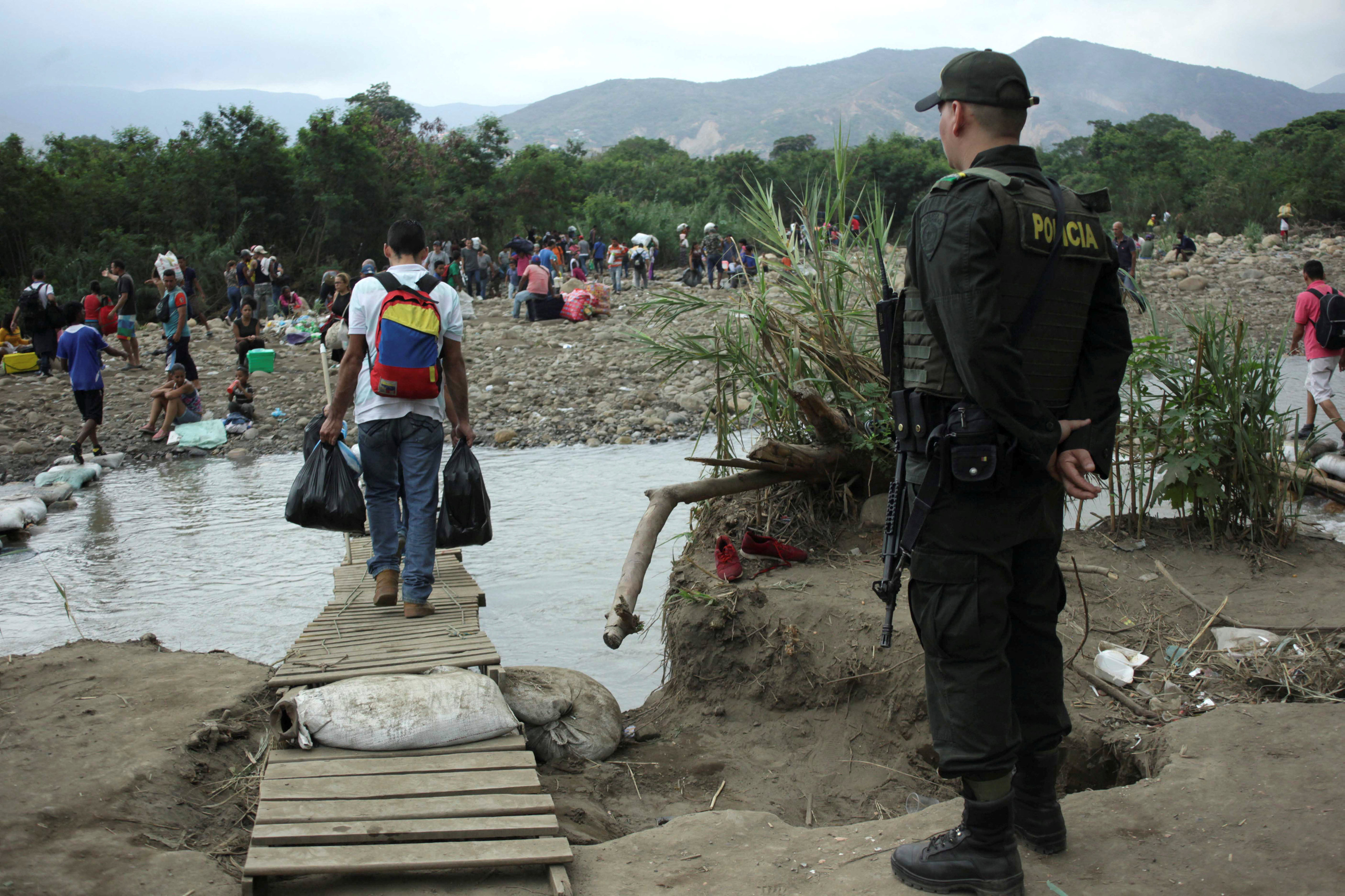 Sobrevivir en la frontera venezolana, donde no hay bolívares y nadie los quiere