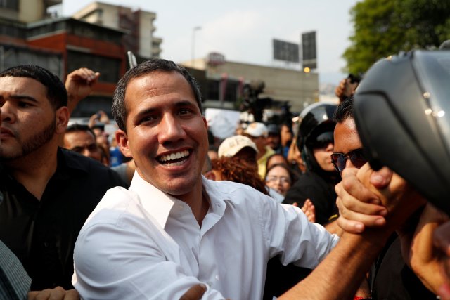 El líder de la oposición venezolana Juan Guaido, a quien muchas naciones han reconocido como el legítimo gobernante interino del país, saluda a sus partidarios cuando llega a participar en una protesta contra el gobierno del presidente venezolano Nicolás Maduro en Caracas, Venezuela, 10 de abril de 2019. REUTERS / Carlos Garcia Rawlins