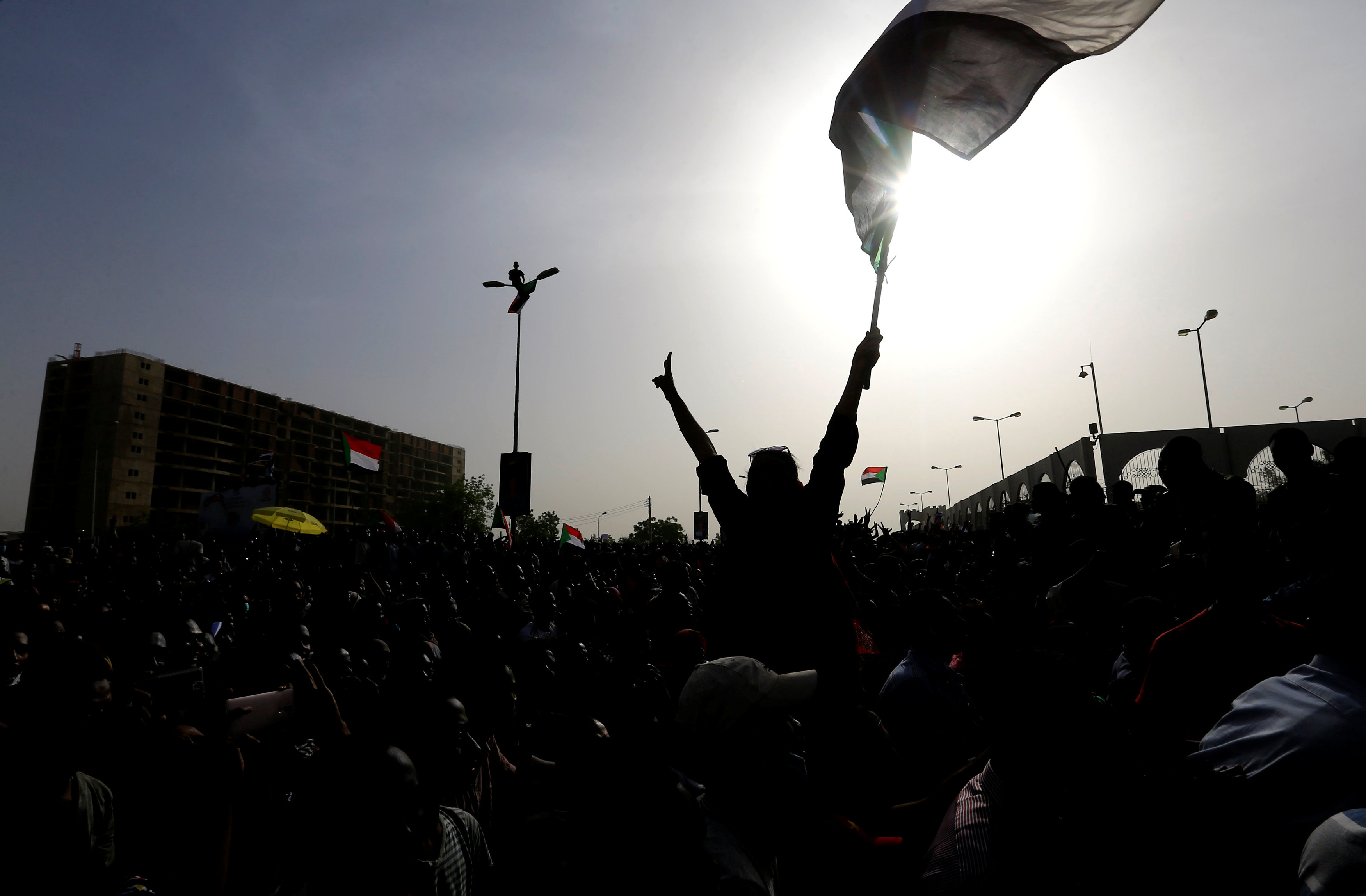 Manifestantes sudaneses ingresan en edificio de fuerzas de seguridad