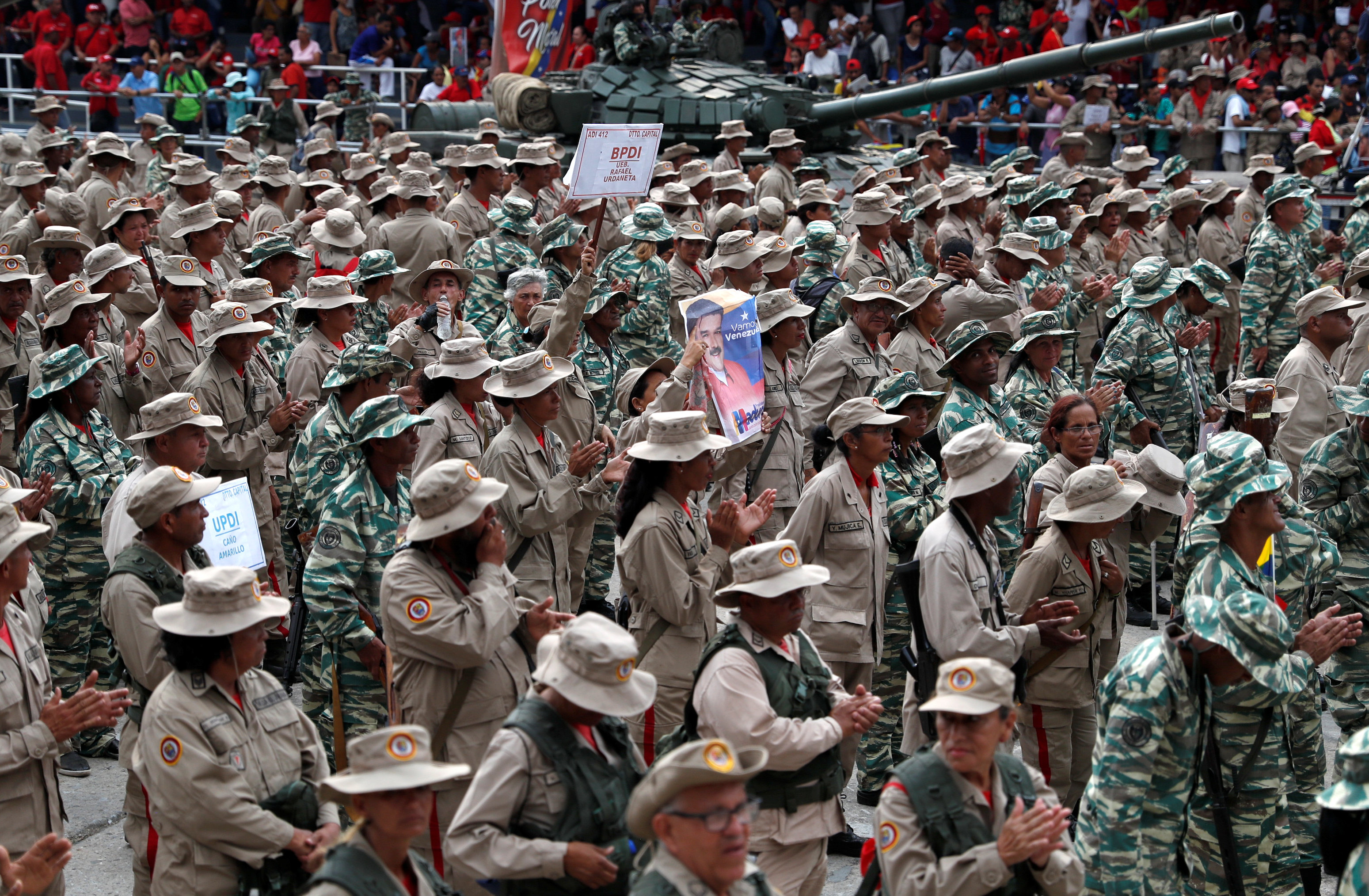“Tenemos los fusiles”: Maduro apuesta a llenar el país con tres millones de milicianos