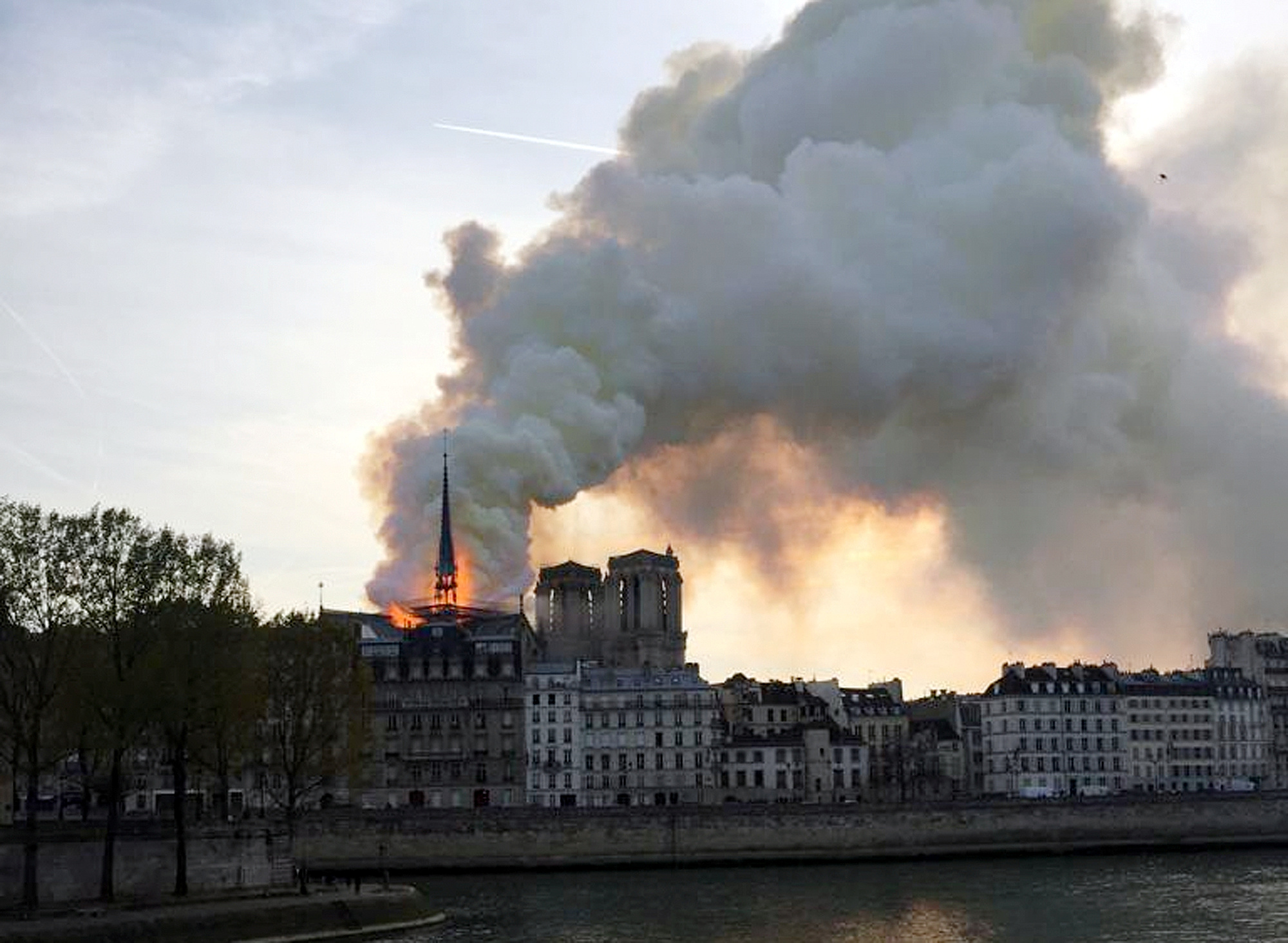 Macron aplaza esperado discurso a causa del incendio de Notre Dame de París