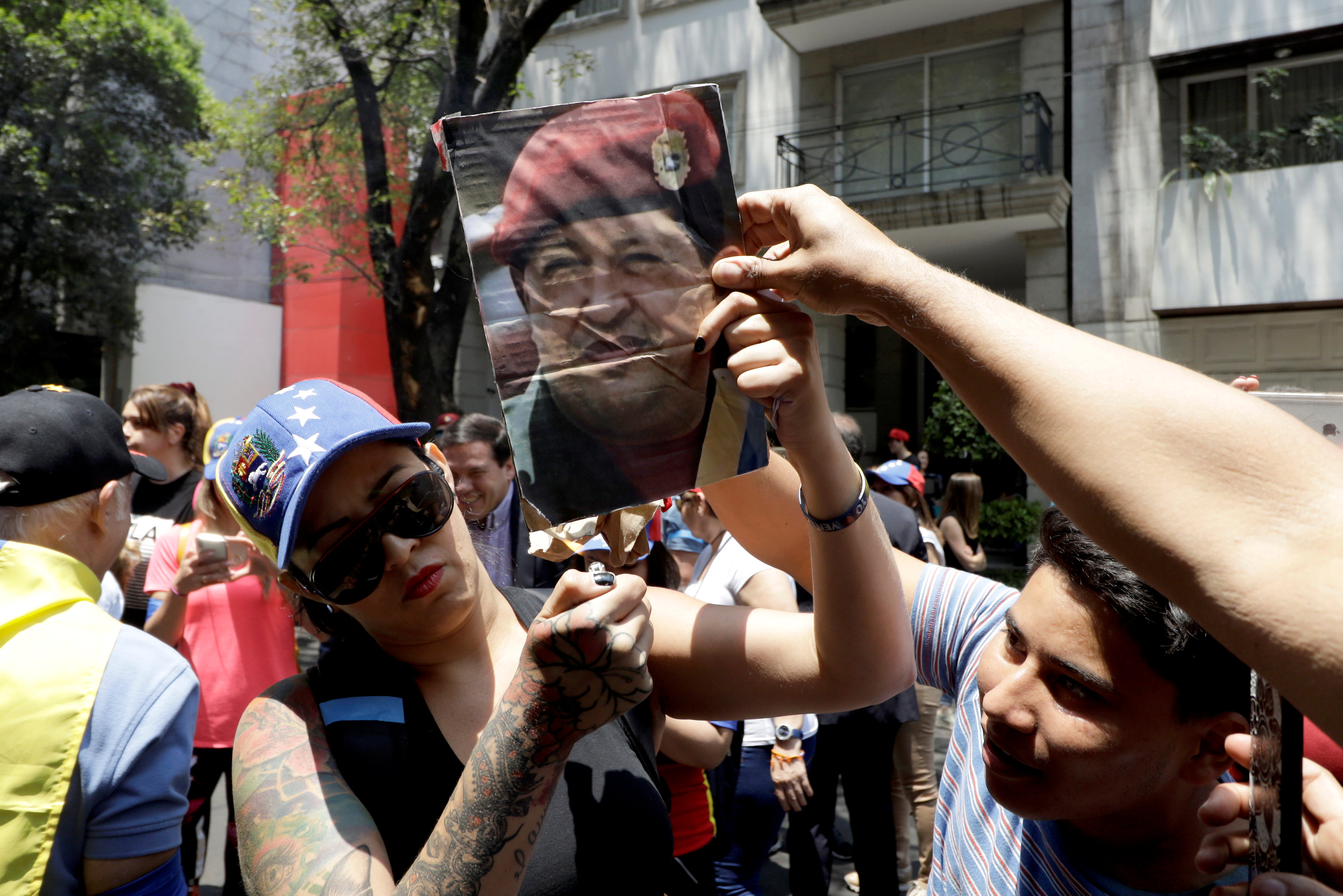Queman retrato de Hugo Chávez en la embajada de Venezuela en México (FOTOS)