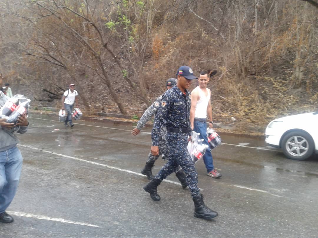 Unos PNB choros lideran saqueo a camión con refrescos accidentado en Caucagua (FOTO y VIDEO)