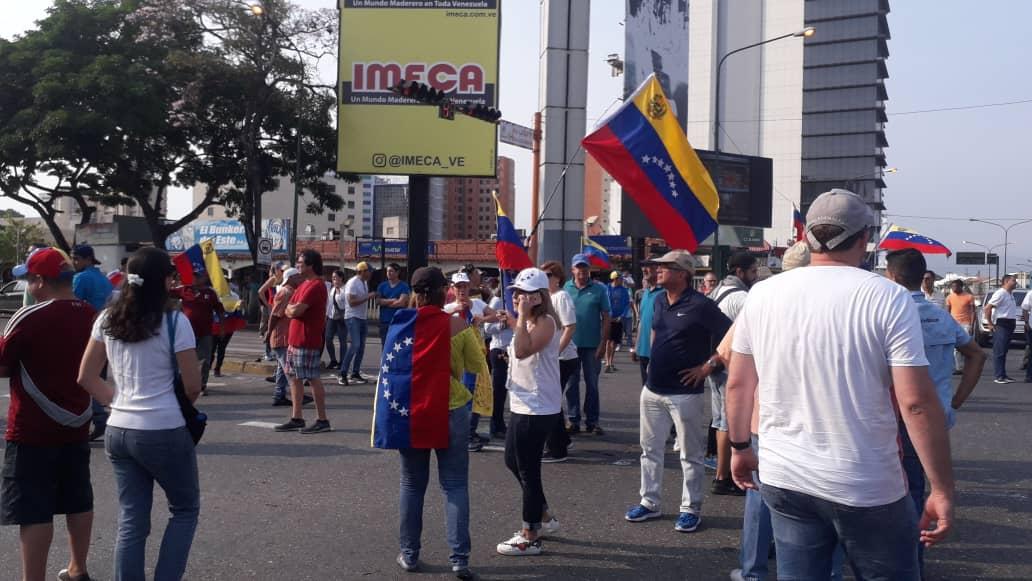 Sociedad civil en Lara permanece en las calles atendiendo el llamado de Guaidó (VIDEO) #30Abr