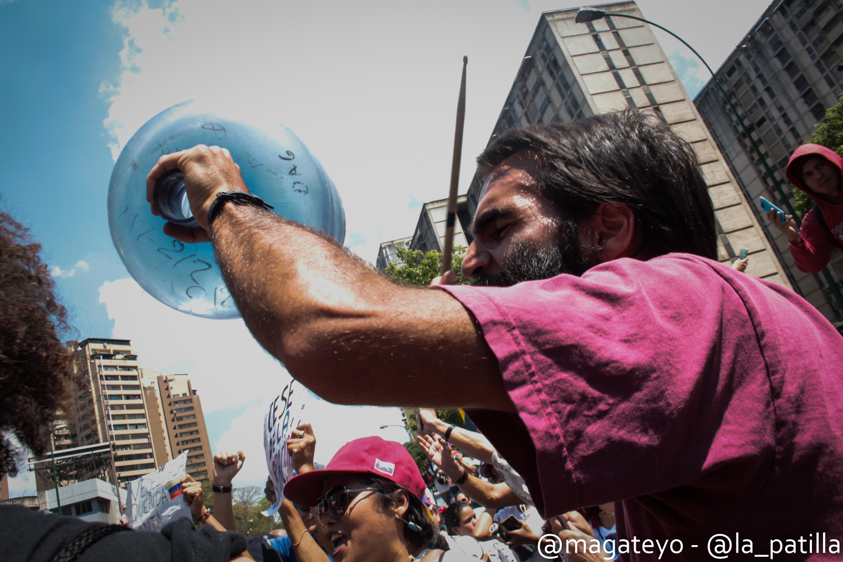 Hastiados del saqueo chavista y la ineficiencia del régimen, los gritos de los caraqueños retumbaron en la calle  (FOTOS) #6Abr