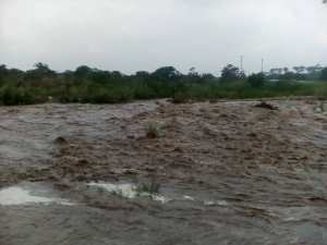 A los peligros de las trochas se suma la crecida del Río Táchira (video)