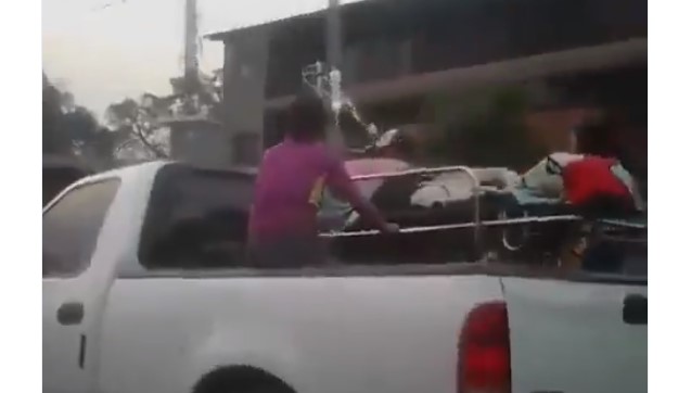 ¡Indignante! En una PICK UP trasladan a un paciente por falta de ambulancias en el país (VIDEO)