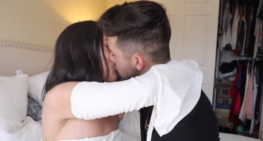 Un youtuber y su hermana se dieron apasionado beso en un repulsivo reto (+Video)