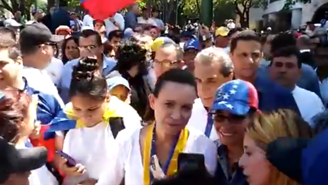 EN VIDEO: Maria Corina llega a Altamira para apoyar a Guaidó en la Operación Libertad #30Abr