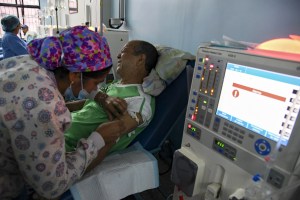 Falta de agua, transporte y combustible limita diálisis de pacientes renales en Venezuela