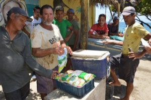 Pescadores en Vargas sobreviven gracias al trueque
