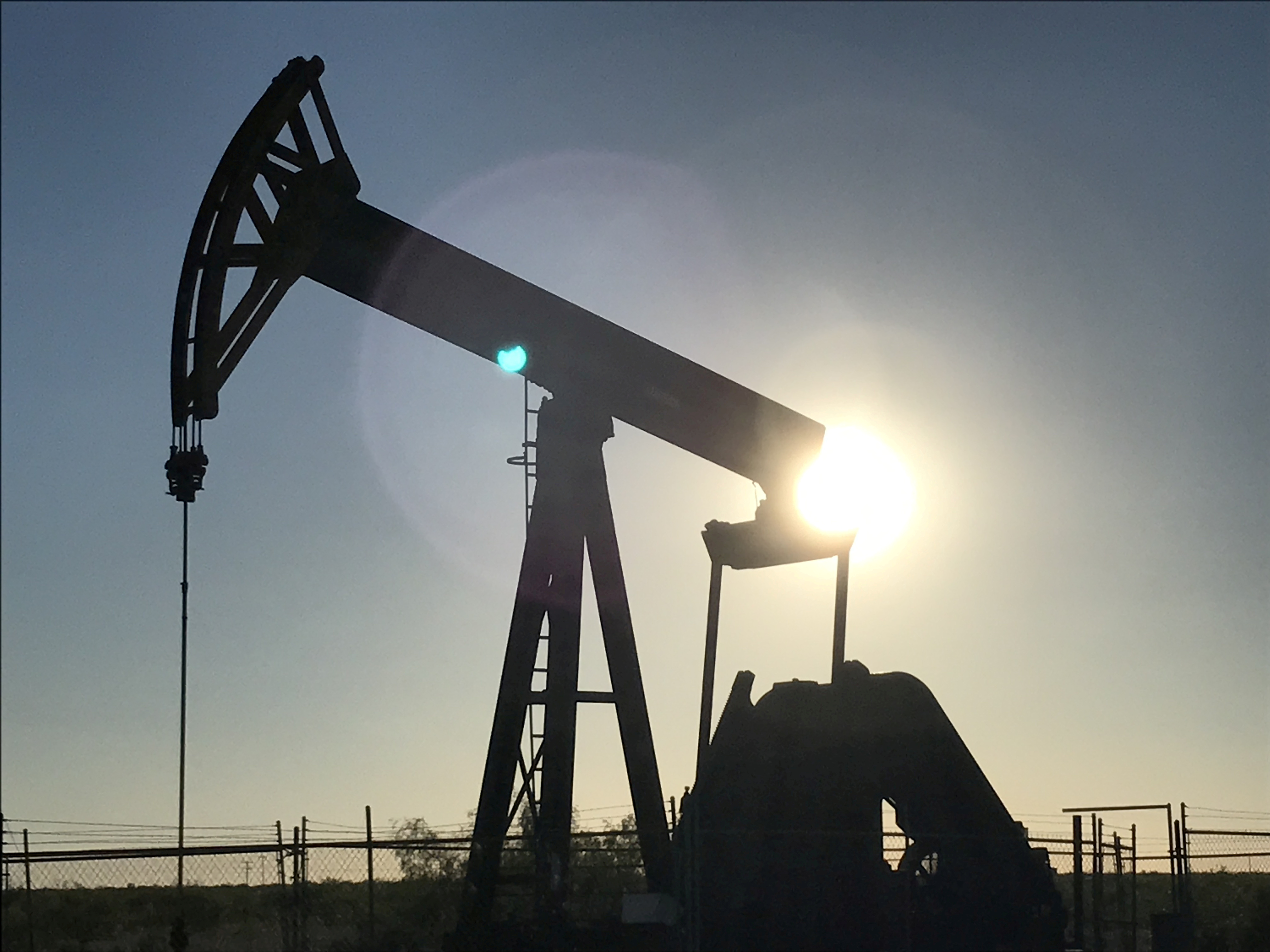 Petróleo subió levemente por optimismo ante medidas de reactivación en EEUU