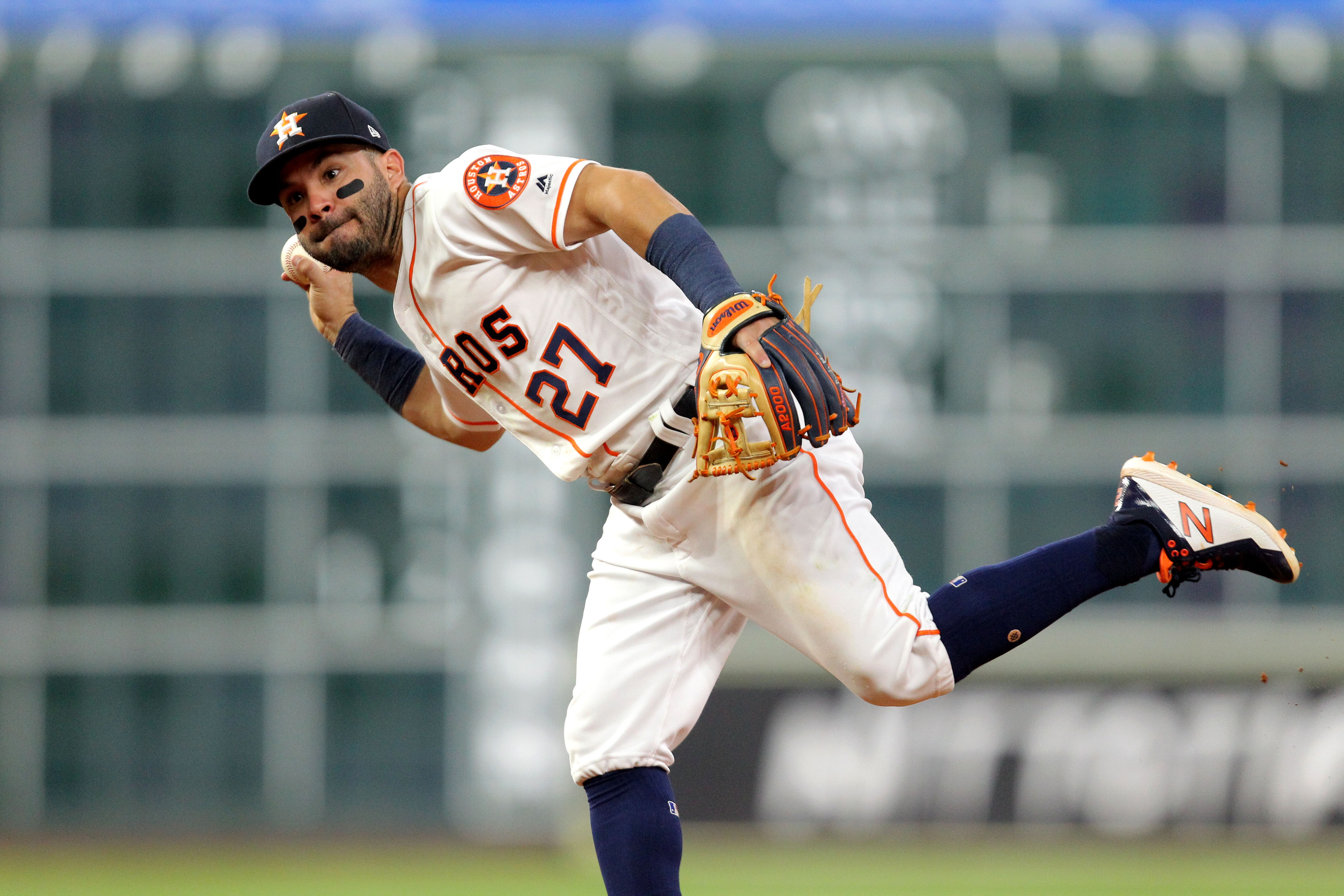 Astros anuncian que el venezolano José Altuve seguirá más tiempo en la lista de lesionados