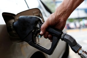 Suministro de gasolina en Venezuela apenas alcanzaría para dos semanas