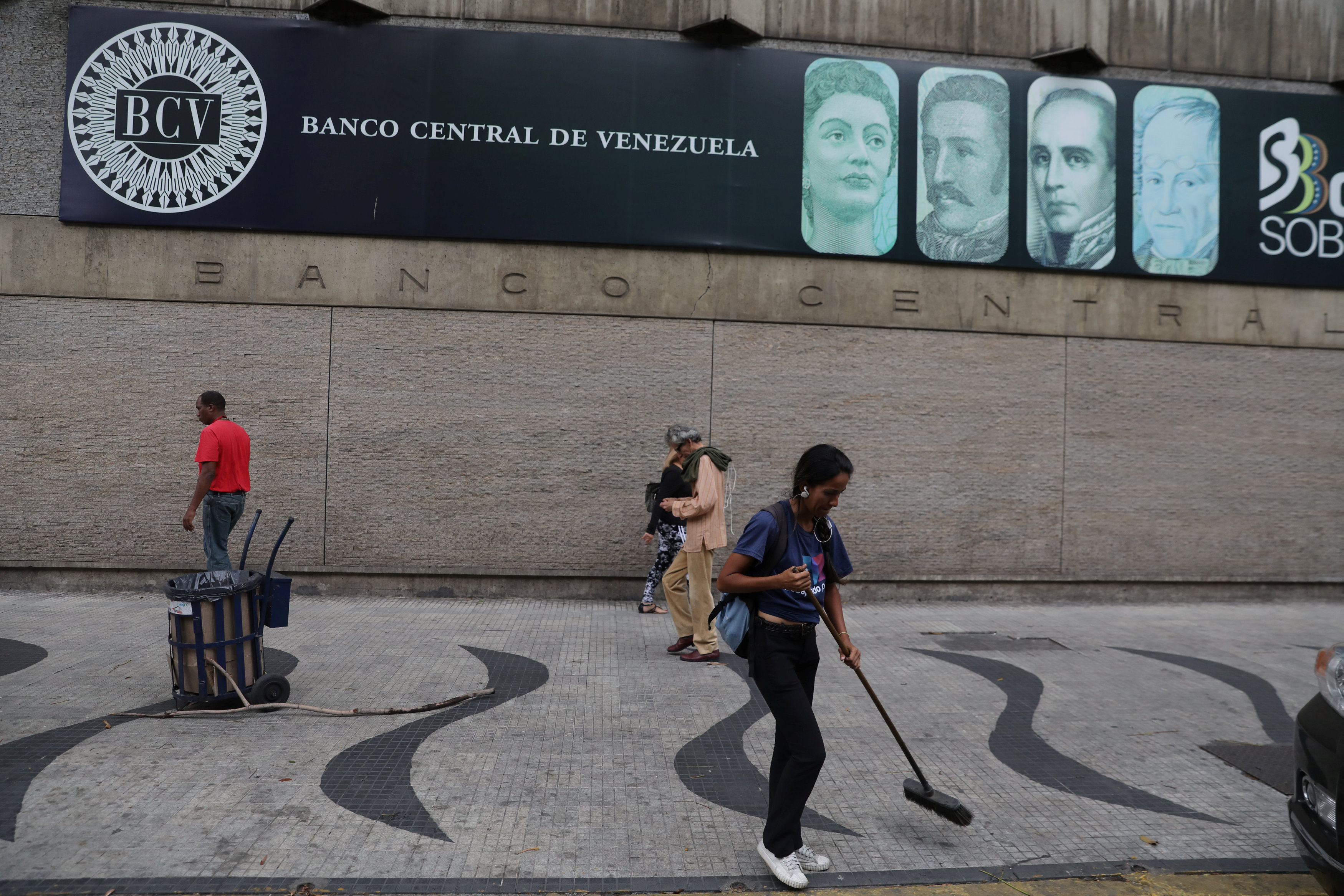 Banco Central de Venezuela obliga a bancos a vender millones de euros en efectivo