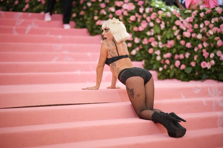 ¡NO TE LO PIERDAS! Las despampanantes curvas de Lady Gaga paralizaron los Met Gala (FOTOS)