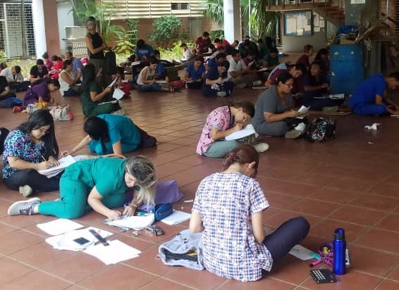 Los estudiantes de medicina de la LUZ recibieron clases tirados en el suelo y sin luz (fotos)