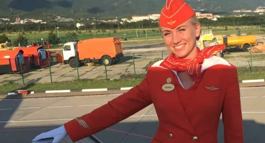 La valiente azafata que salvó a 37 personas en el avión ruso en llamas