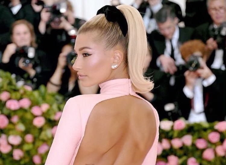 FOTOS: Hailey Bieber mostró sus glúteos con un vestido súper sexy