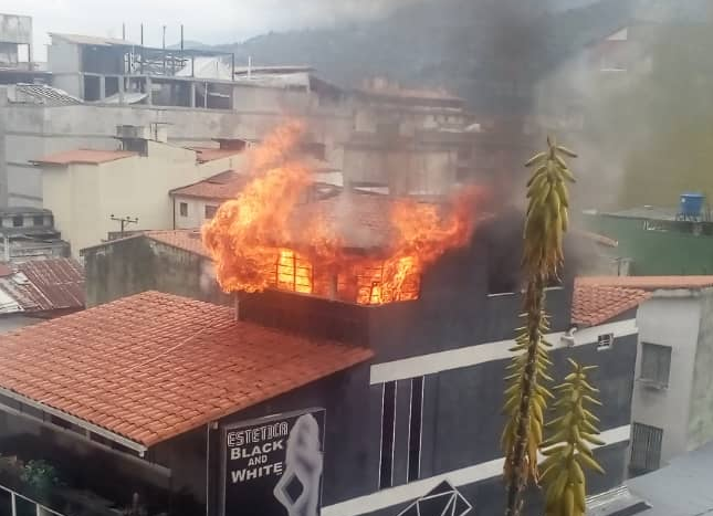Reportan incendio de edificio cerca de un colegio en Mérida #15May (Videos y Fotos)