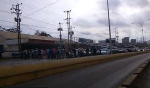 Pensionados protestan en plena avenida Intercomunal de Puerto La Cruz #22May