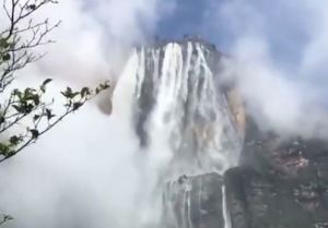 ¡Espectacular! Las hermosas imágenes de las aguas desbordadas del Salto Ángel  (VIDEO)