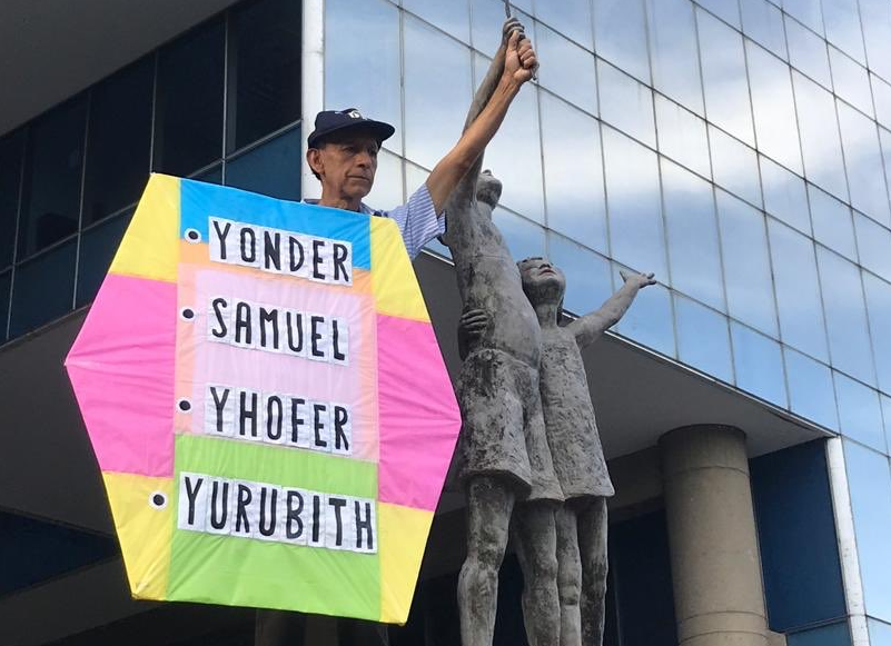 Este es el mensaje del señor del papagayo durante la vigilia a los caídos #5May (FOTO)