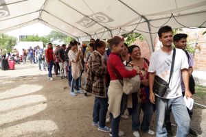 ¡COLAPSADO! Venezolanos hacen interminable cola para ingresar a Perú desde la frontera (VIDEO)