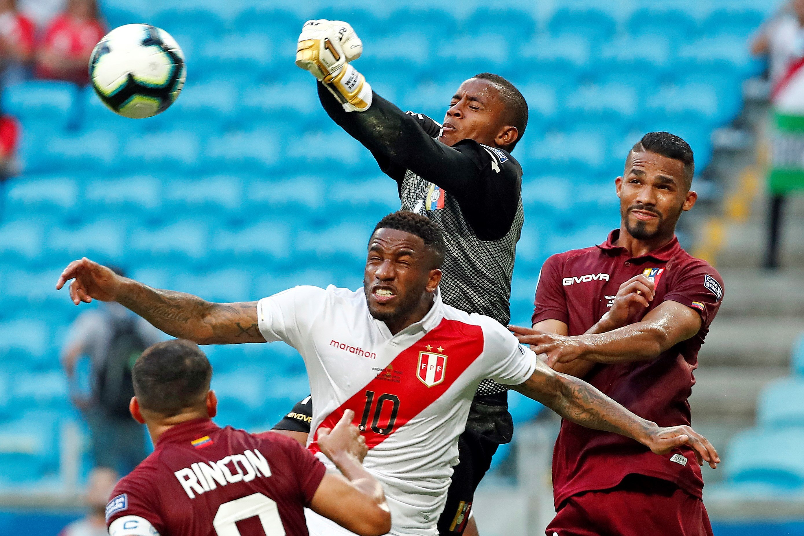 Farfán sufre lesión en rodilla y se perderá el resto de la Copa América