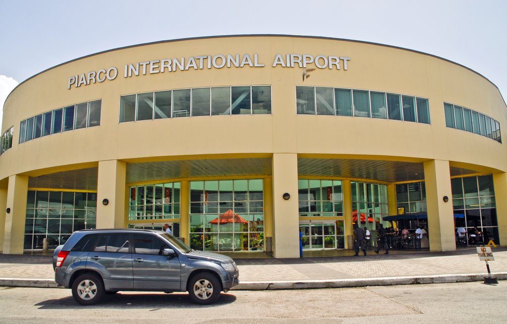 Detienen a una venezolana con 69 mil dólares atados a cuerpo en el aeropuerto de Trinidad y Tobago