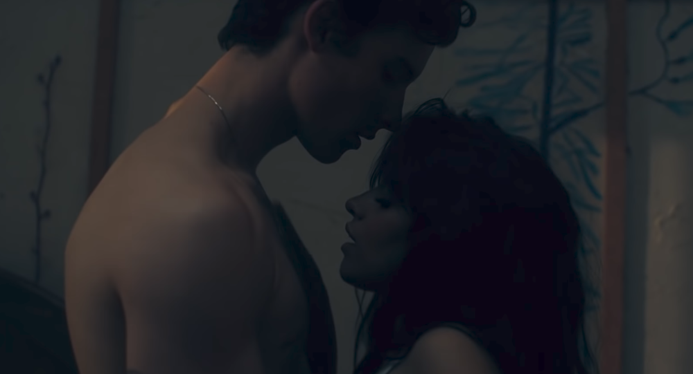 Camila Cabello y Shawn Mendes suben la temperatura con íntimo videoclip