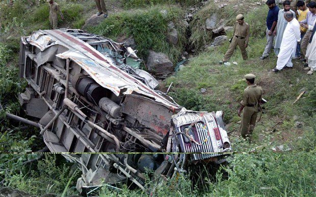 Al menos 44 personas fallecieron tras precipitación de un autobús por un barranco en India