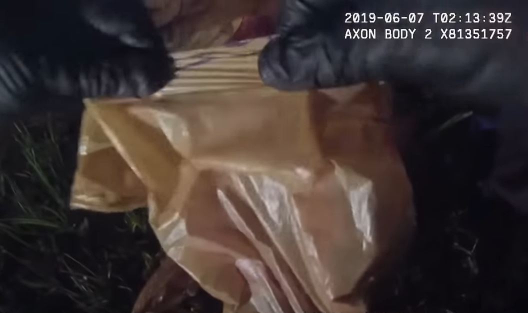 Rescatan a una bebé abandonada dentro de una bolsa de plástico en EEUU (Video Sensible)
