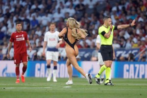 FOTOS: La sexy catirota que interrumpió la final de la UEFA Champions League