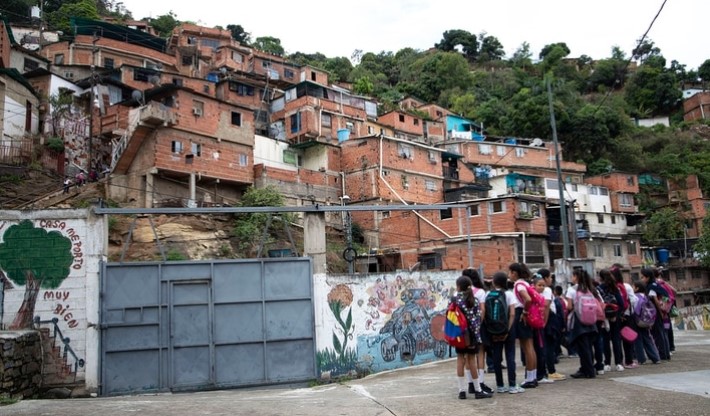 Venezuela se queda sin maestros y las mamás comienzan a dar clases en las escuelas