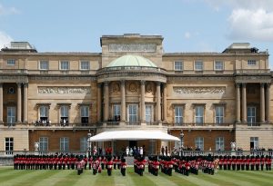 El palacio de Buckingham está bajo una fuerte presión tras las acusaciones de racismo