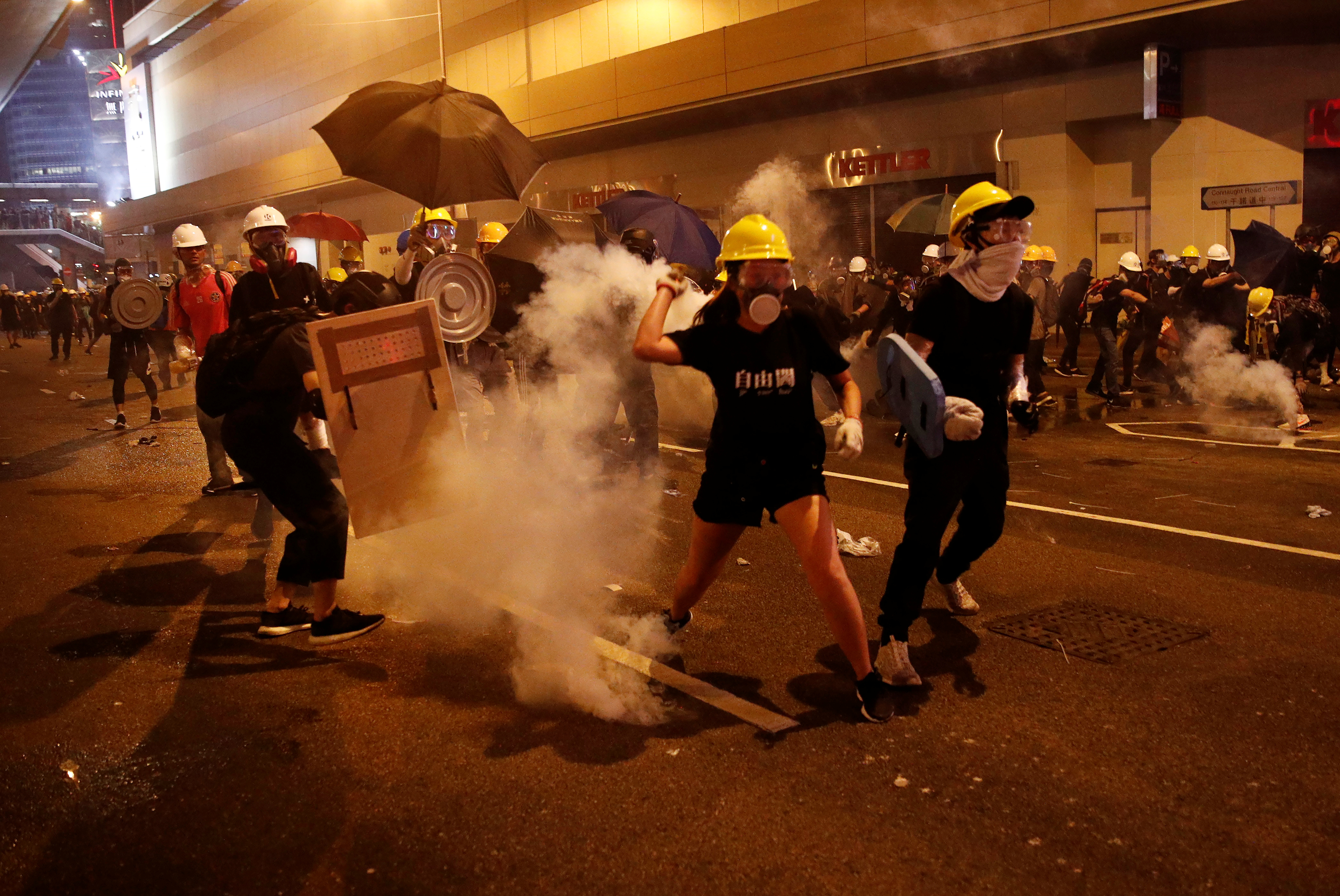 Hong Kong vuelve al caos con noche de incidentes entre manifestantes y la policía (Fotos)