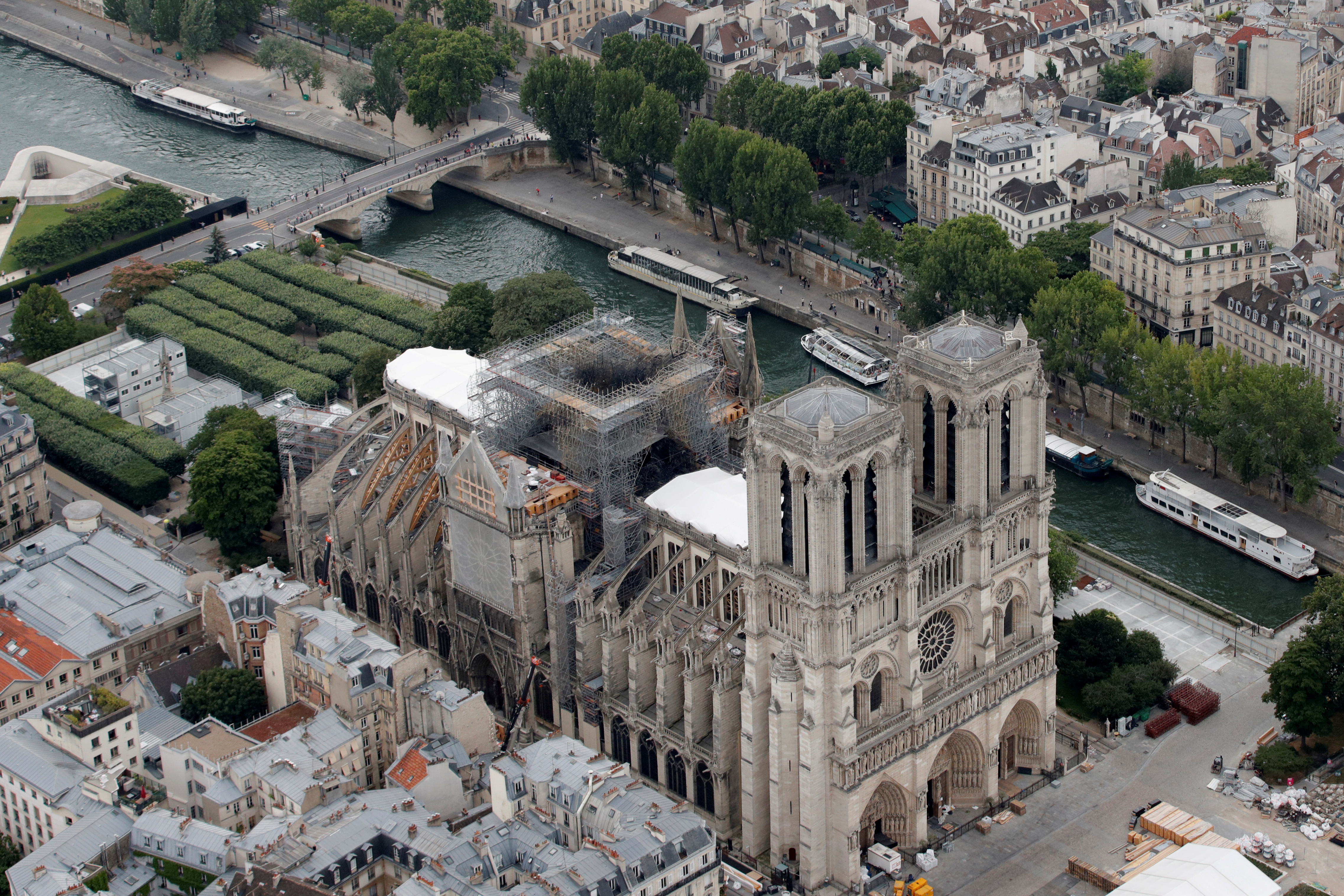 Macron confirma objetivo de reconstruir Notre Dame en cinco años
