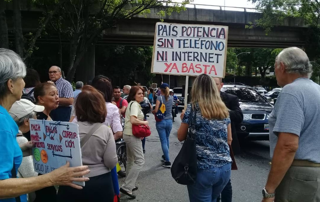 Baruteños protestan en sede de Cantv en Prados del Este para exigir restitución de telefonía e Internet #2Jul (FOTOS)