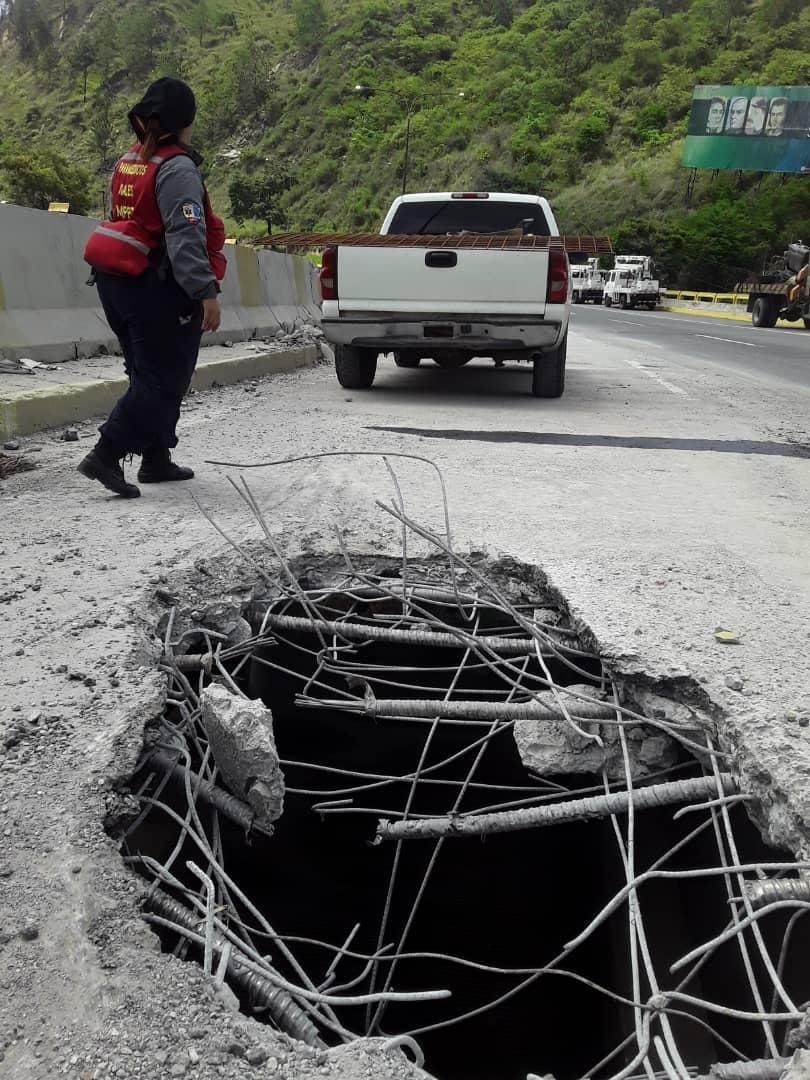 Reportan acceso restringido en Tazón sentido a Caracas por mega hueco en la vía (FOTOS)