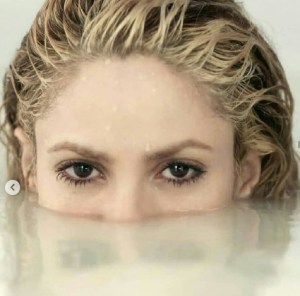 Shakira bañada en “leche” nos levanta hasta los malos pensamientos (FOTOS+DIOS)