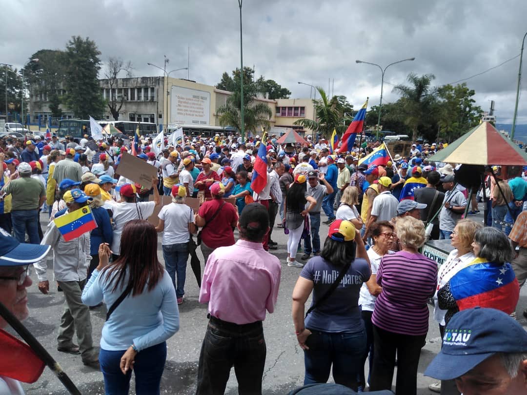 EN FOTOS: Los guaros se mantienen en la calle en apoyo a Guaidó #5Jul