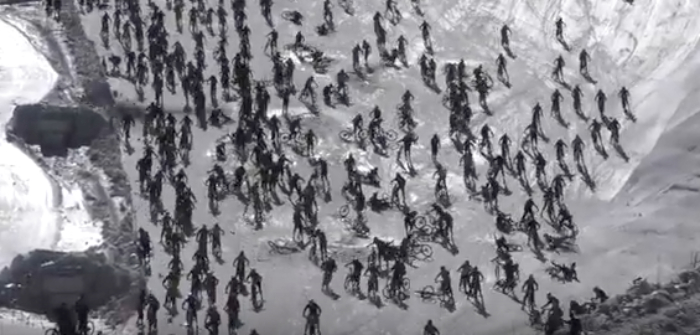 EN VIDEO: La caótica colisión de cientos de ciclistas en la ‘Montaña del Infierno’