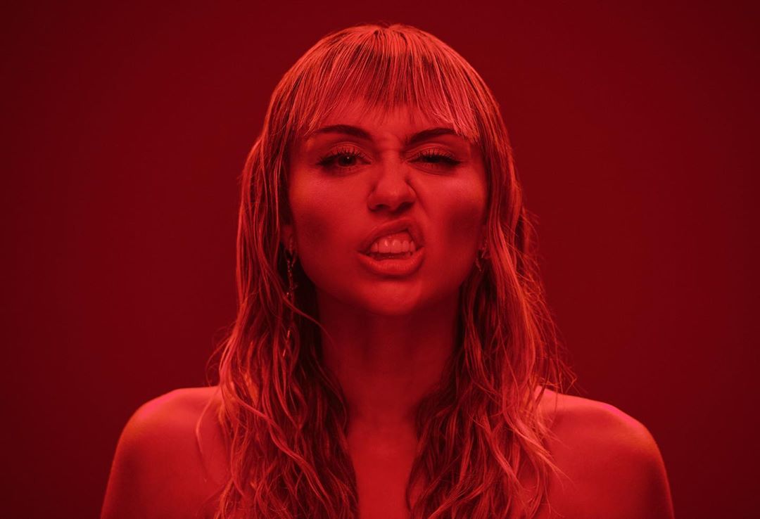 Miley y sus pezones, te dan razones para escuchar sus nuevas canciones (Hola vale)