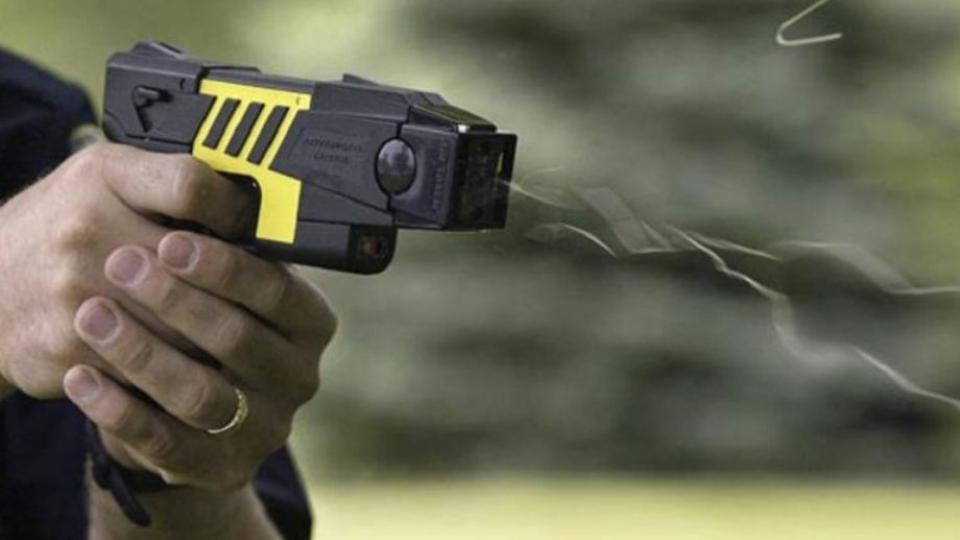 Argentina compra 100 armas eléctricas para usar en casos de violencia extrema