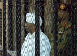 Expresidente sudanés comparece ante tribunal que lo juzga por corrupción
