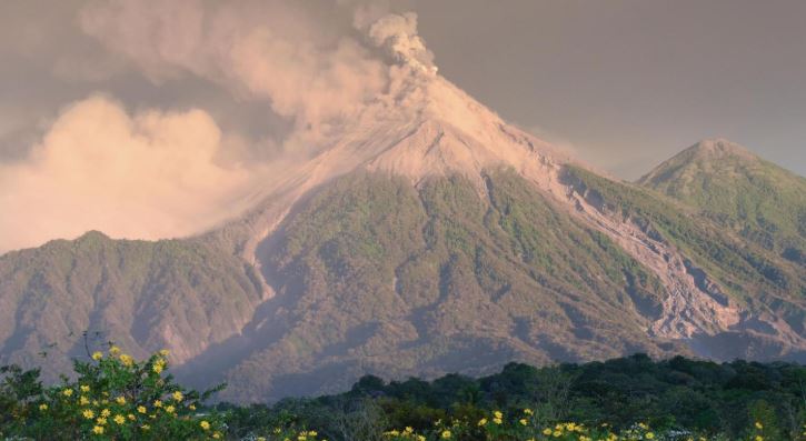 Volcán de Fuego en Guatemala lanzó ceniza a comunidades aledañas
