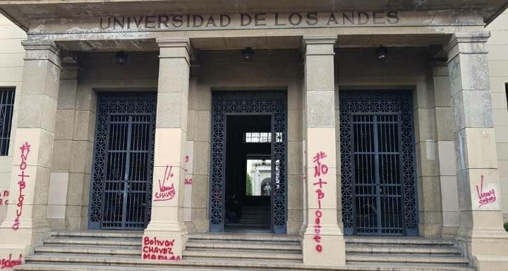 Vándalos chavistas grafitearon fachada de un patrimonio histórico de Venezuela con amenazas y mensajes “anti-Trump” (FOTOS)