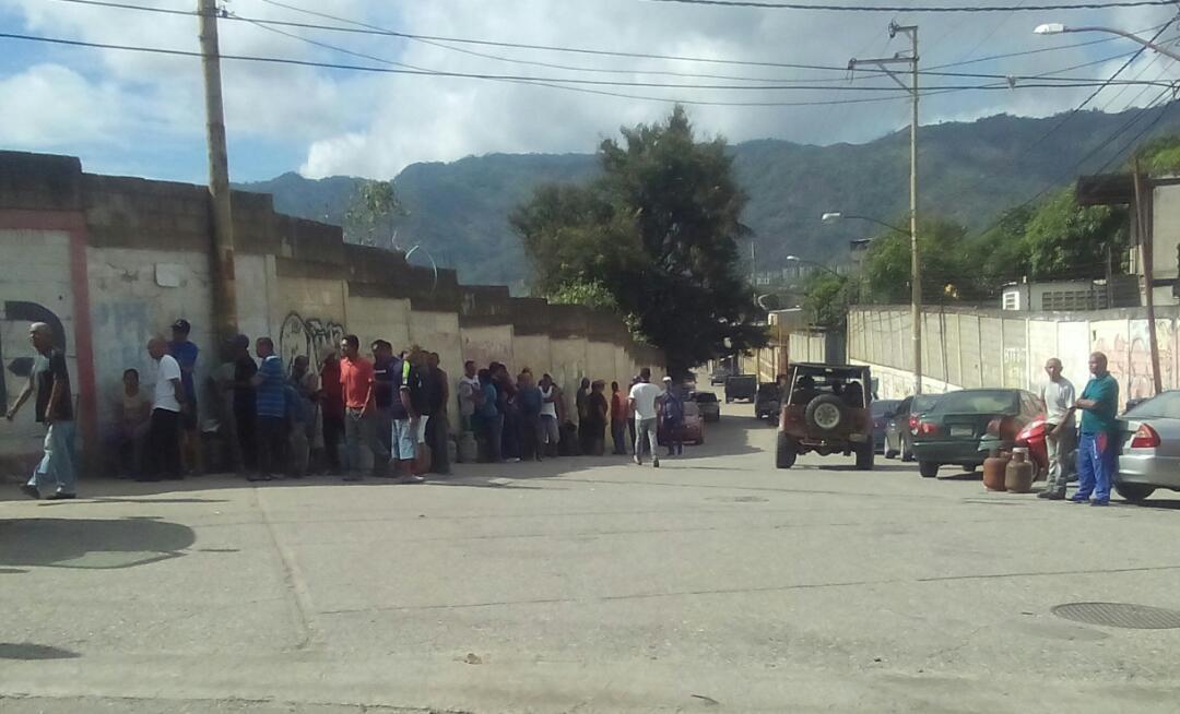 Mirandinos se trasladan con sus bombonas al llenadero de gas Pdvsa en Guatire #15Ago (FOTO)