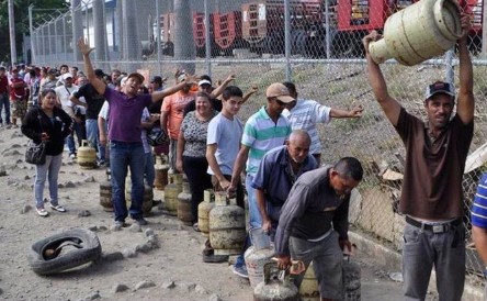 LA FOTO de la cola e’ culebra de mirandinos esperando su bombona de gas en Los Teques #15Ago